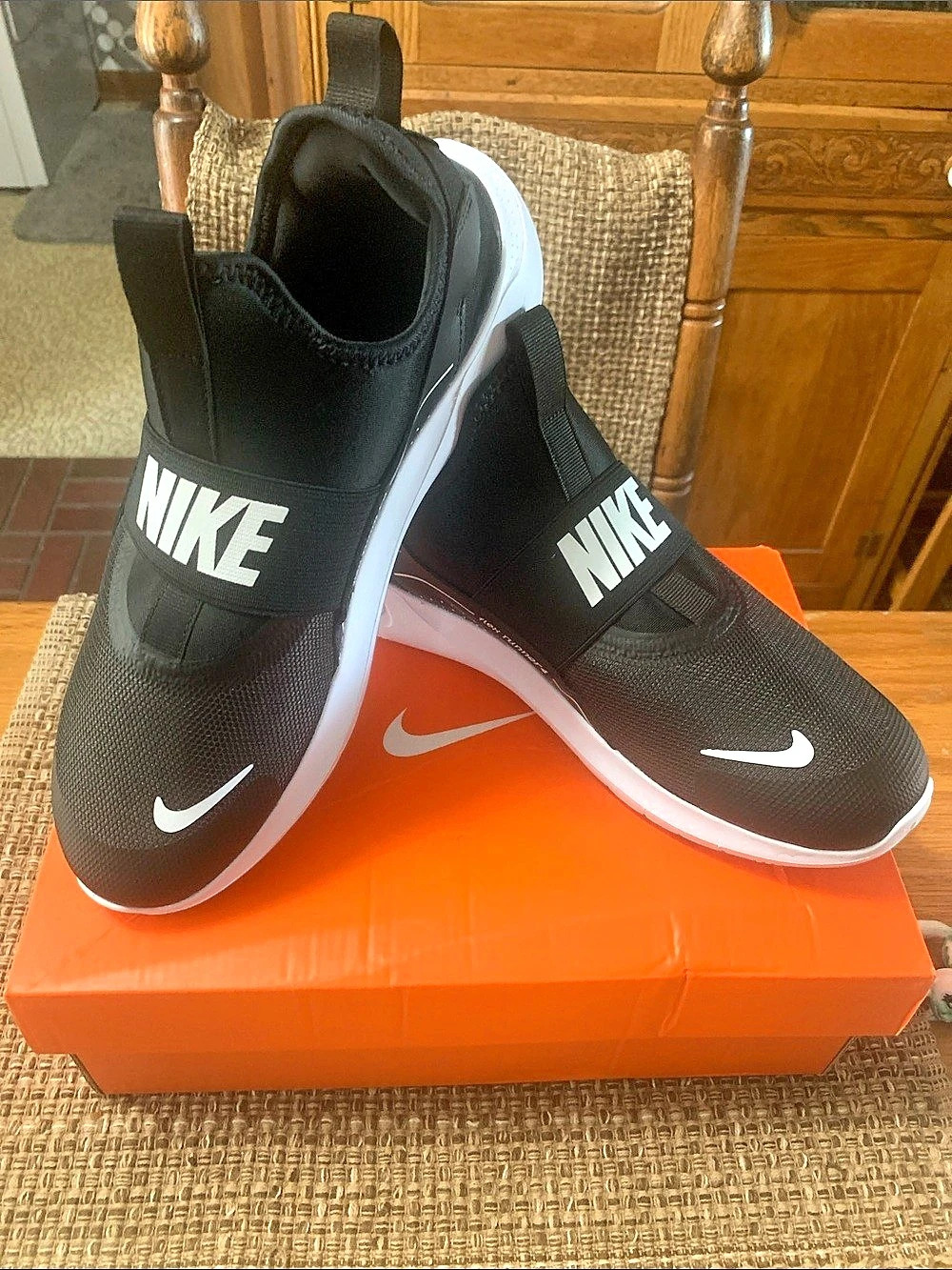 Nike Flex Runner 4 (GS) ) Black & White Girls US 7Y Like New